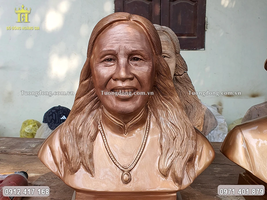 Từng đường nét họa tiết được chạm khắc sắc nét